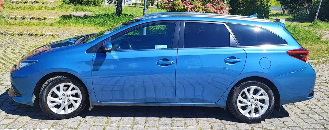 toyota auris warmińsko-mazurskie Toyota Auris cena 64000 przebieg: 147500, rok produkcji 2018 z Elbląg